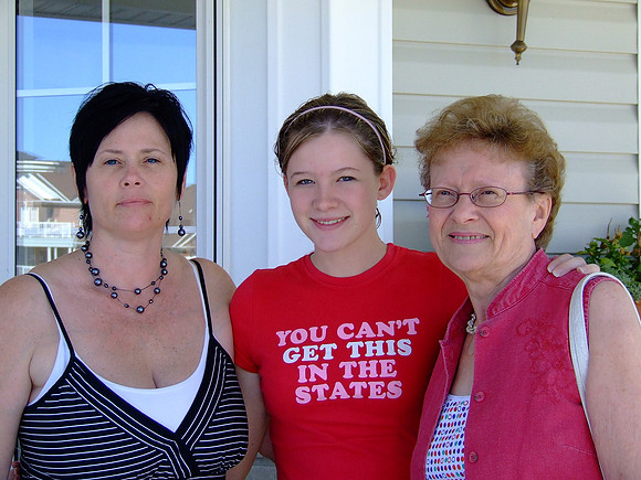 Andrea, Zoe, June, before the visit to the workshop© Garrie Russell